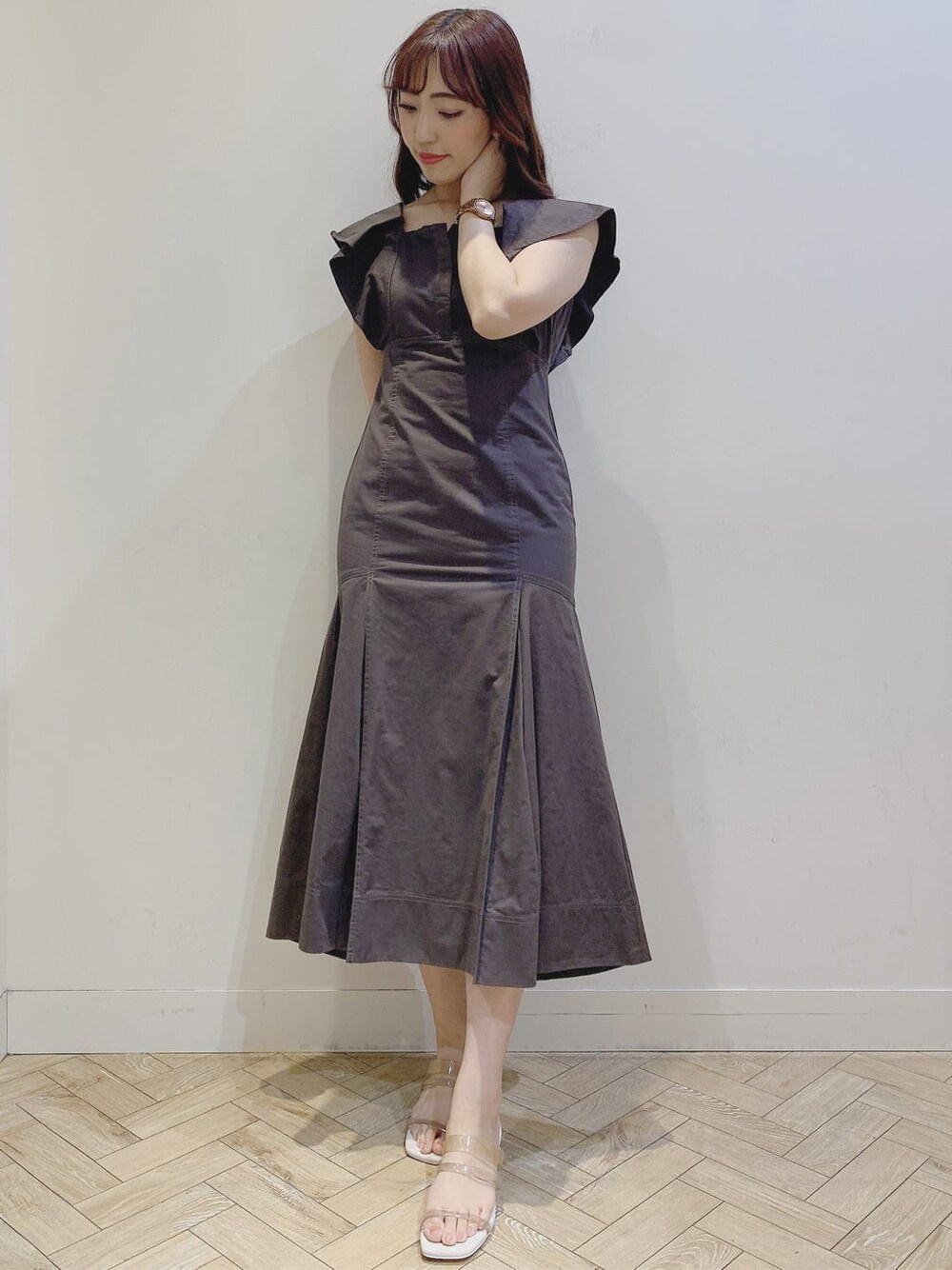 ベージュ系のサンダル、ブラウン系のワンピースを着用したレディースの春コーディネートの2枚目の写真