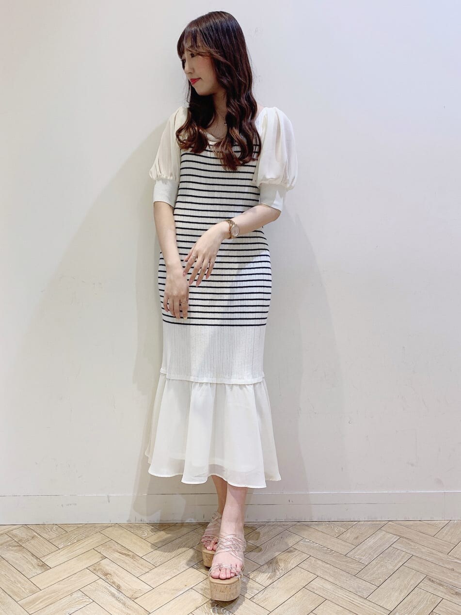 ホワイト系のテーラードジャケット、その他のサンダル、ホワイト系のワンピースを着用したレディースの春コーディネートの2枚目の写真