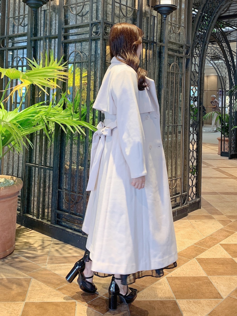 ピンク系のその他アウター、ピンク系のその他アウター、ブラック系のスカートを着用したレディースの冬コーディネートの6枚目の写真