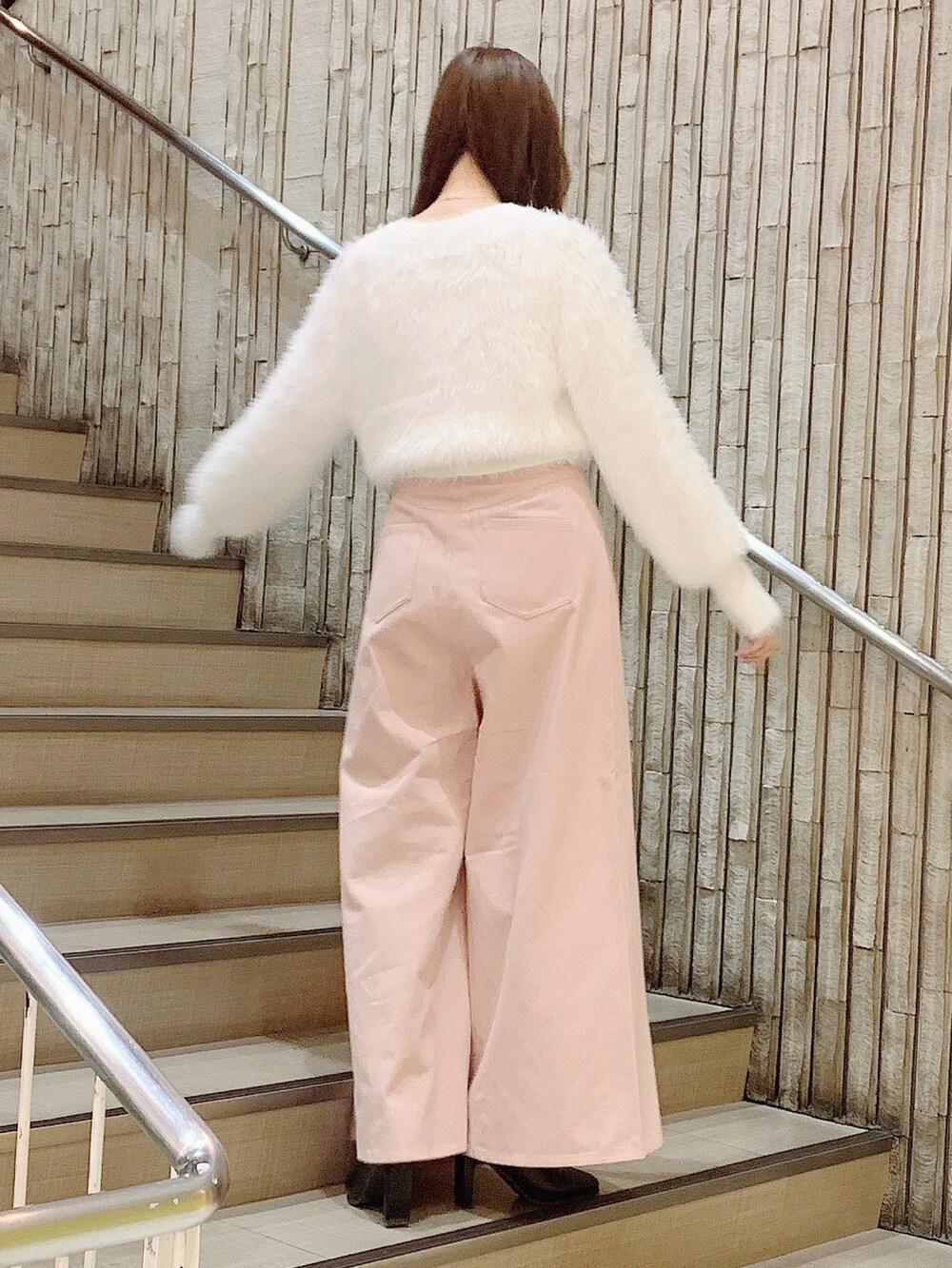 ブラック系のブーツ、ピンク系のデニムパンツ、ホワイト系のカーディガン/ボレロを着用したレディースの秋コーディネートの7枚目の写真