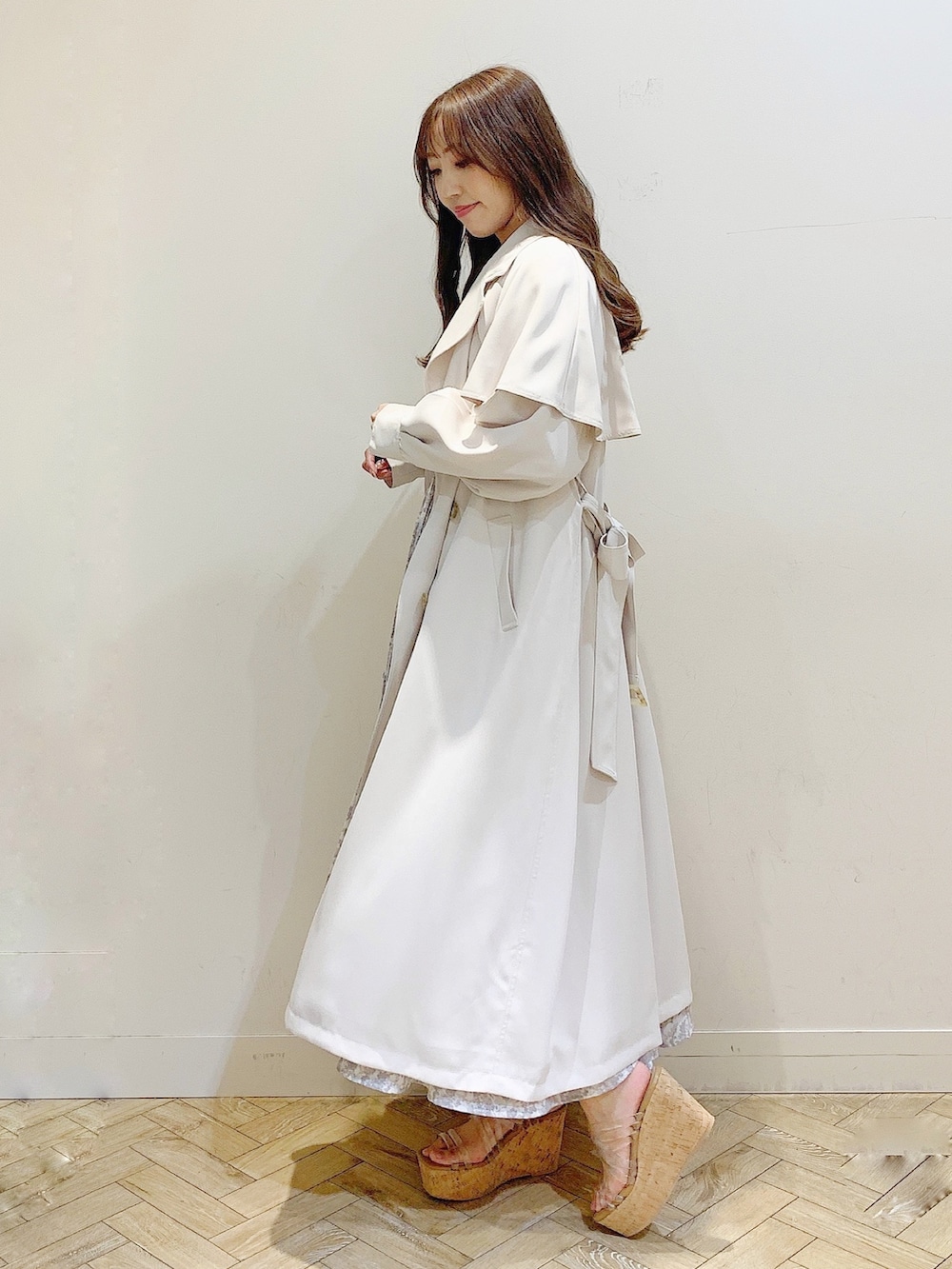 グレー系のワンピース、その他のサンダル、ホワイト系のトレンチコートを着用したレディースの春コーディネートの8枚目の写真