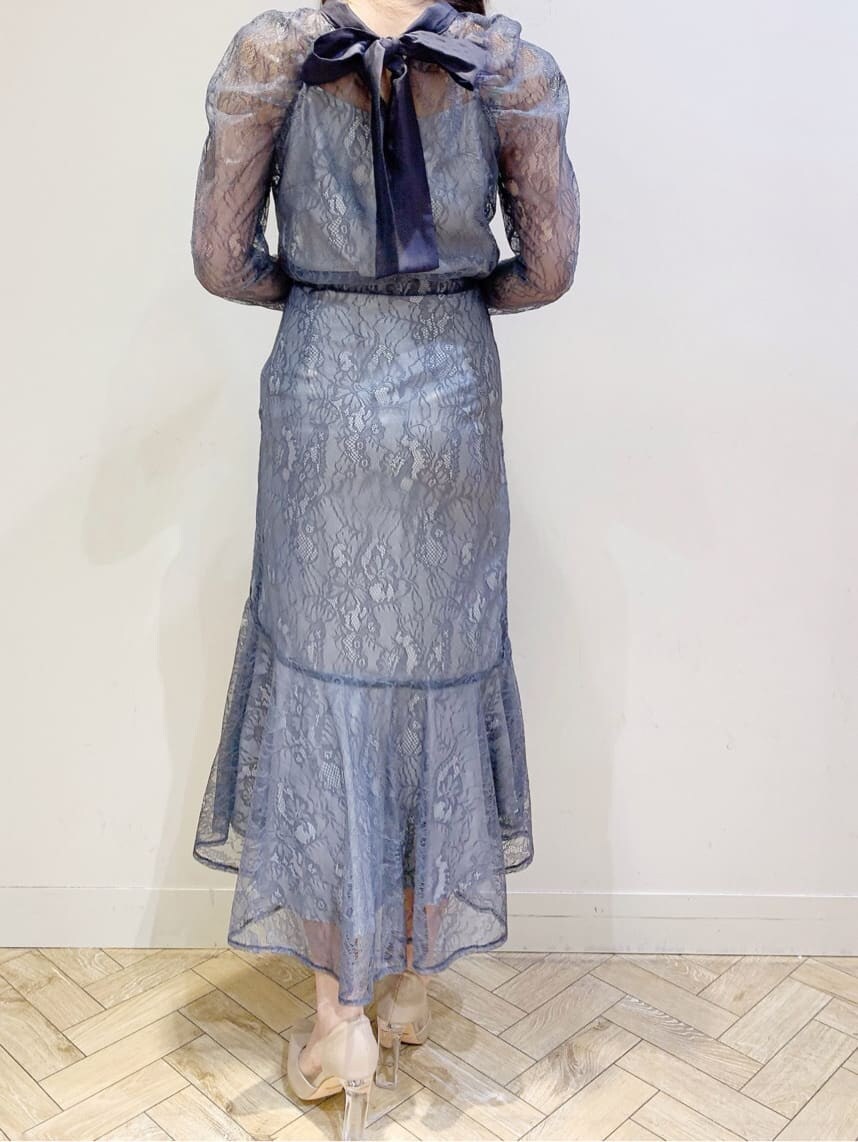 ベージュ系のパンプス、ブルー系のシャツ/ブラウス、ブルー系のスカートを着用したレディースの春コーディネートの3枚目の写真