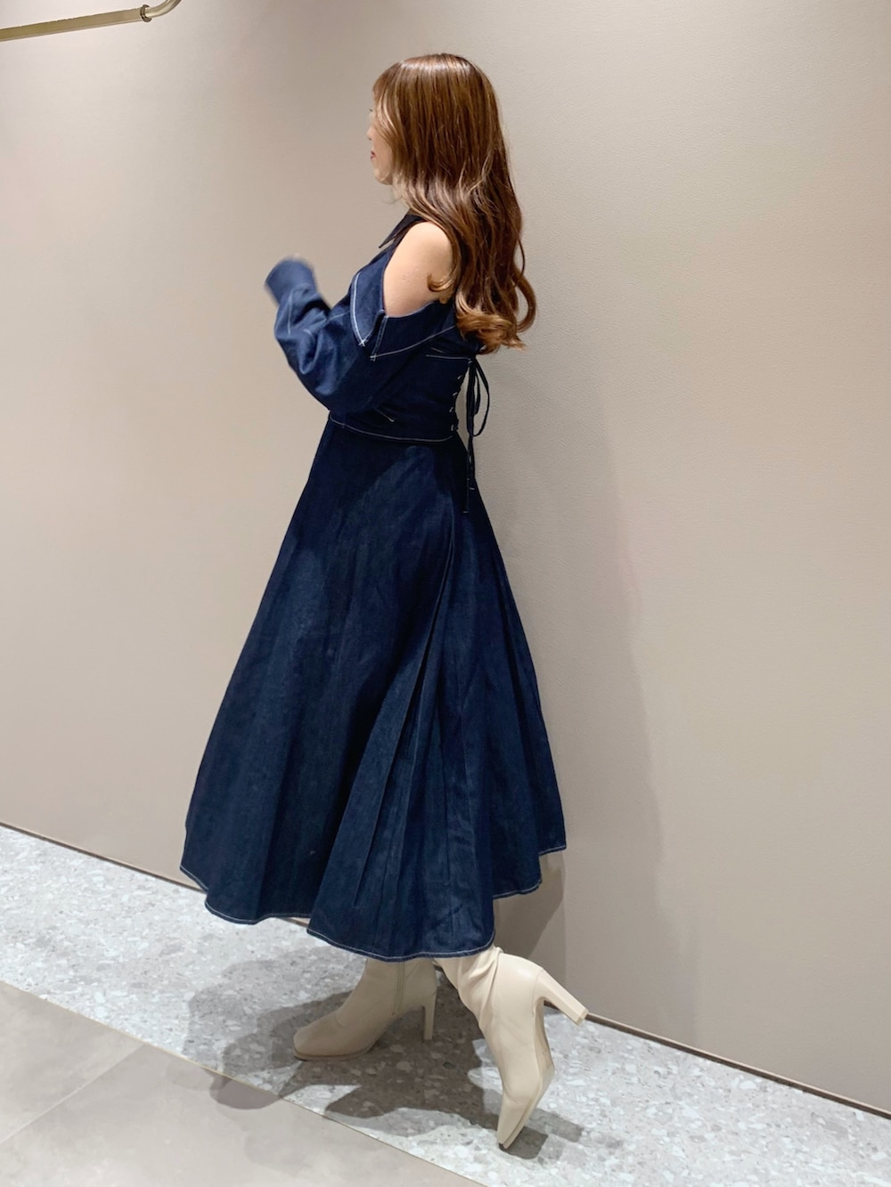 ホワイト系のブーツ、ブルー系のワンピースを着用したレディースの秋コーディネートの5枚目の写真