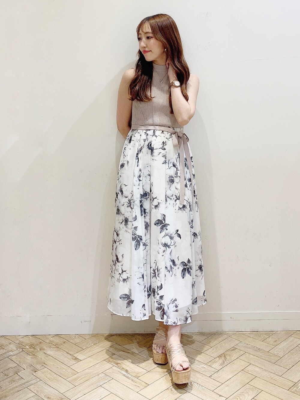 ベージュ系のワンピース、その他のサンダル、ホワイト系のカーディガン/ボレロを着用したレディースの春コーディネートの3枚目の写真