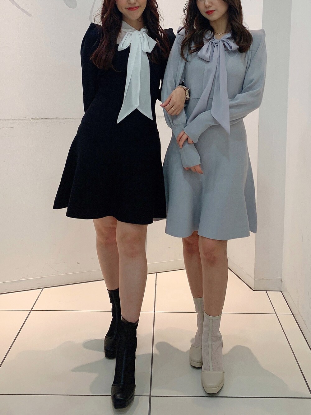 ブラック系のワンピース、ブラック系のブーツを着用したレディースの冬コーディネートの3枚目の写真