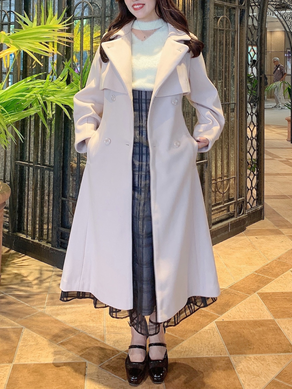 ピンク系のその他アウター、ピンク系のその他アウター、ブラック系のスカートを着用したレディースの冬コーディネートの2枚目の写真