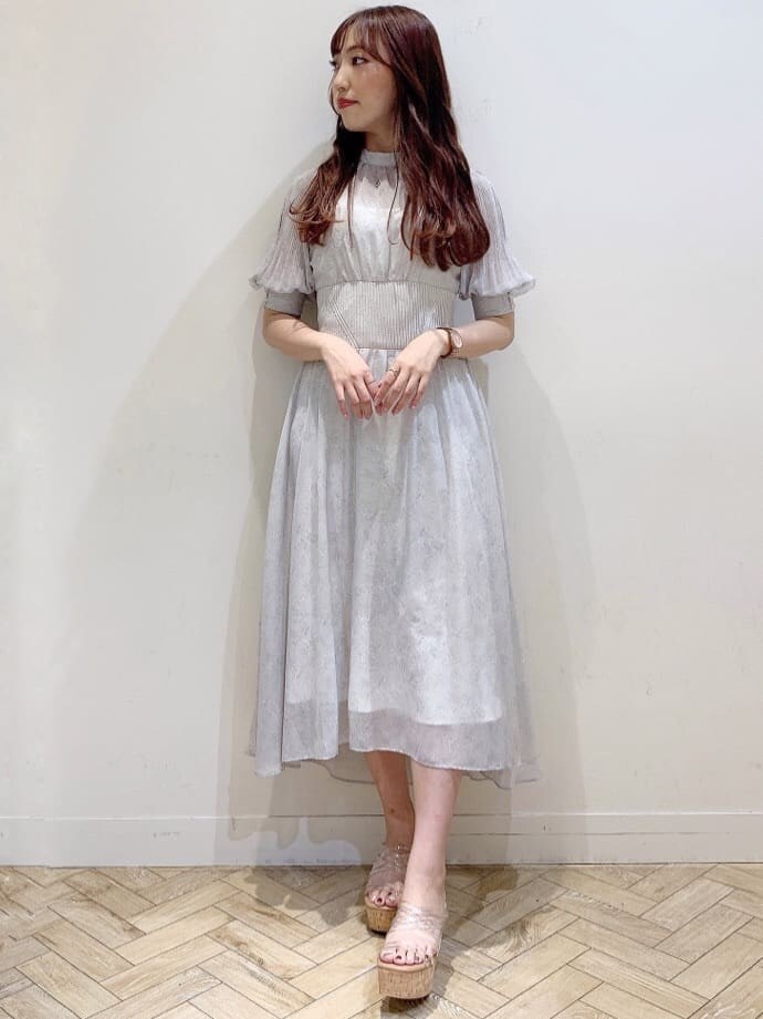 ホワイト系のワンピースを着用したレディースの夏コーディネートの2枚目の写真