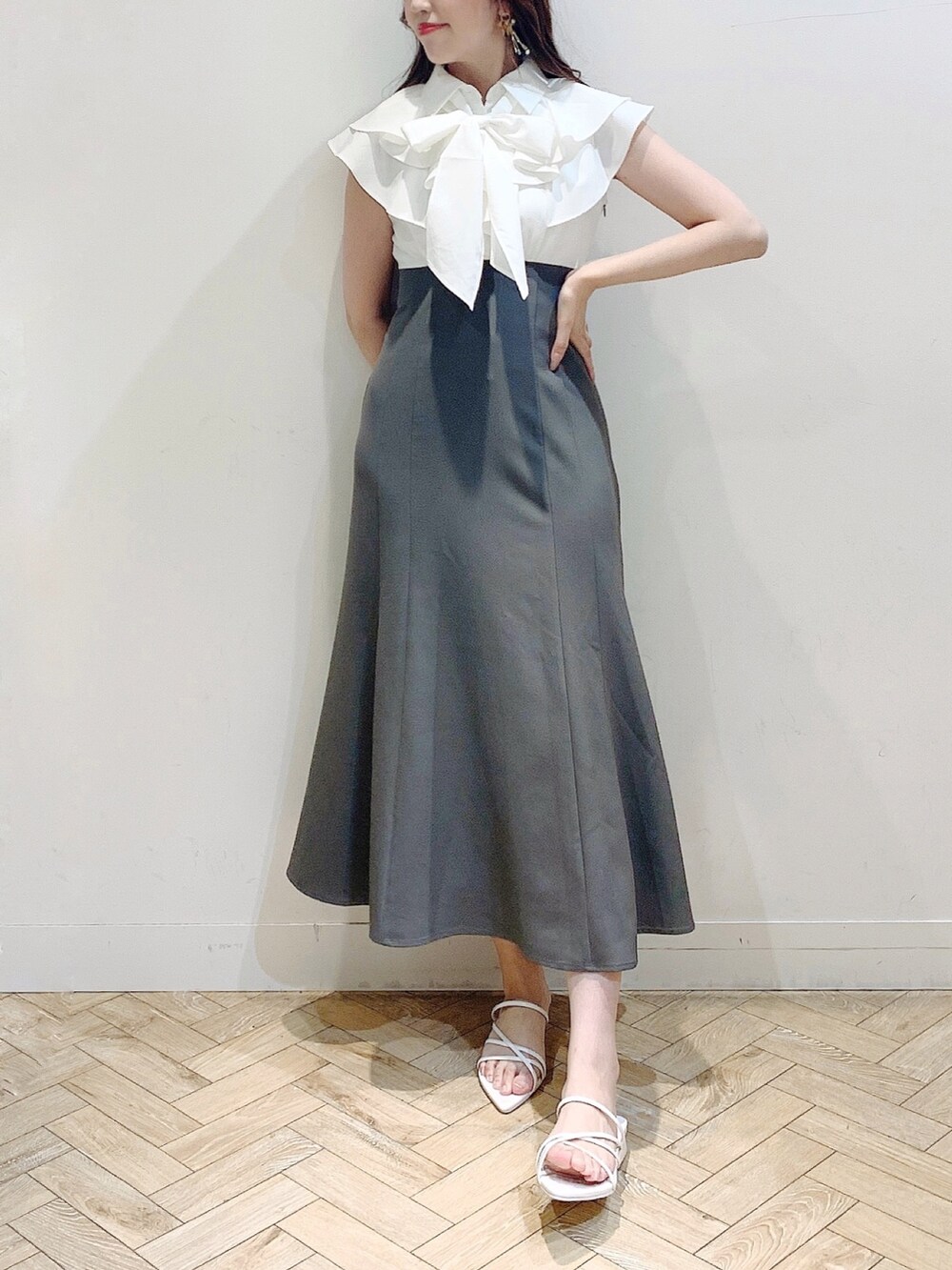 ブラウン系のワンピース、ホワイト系のサンダルを着用したレディースの春コーディネートの4枚目の写真