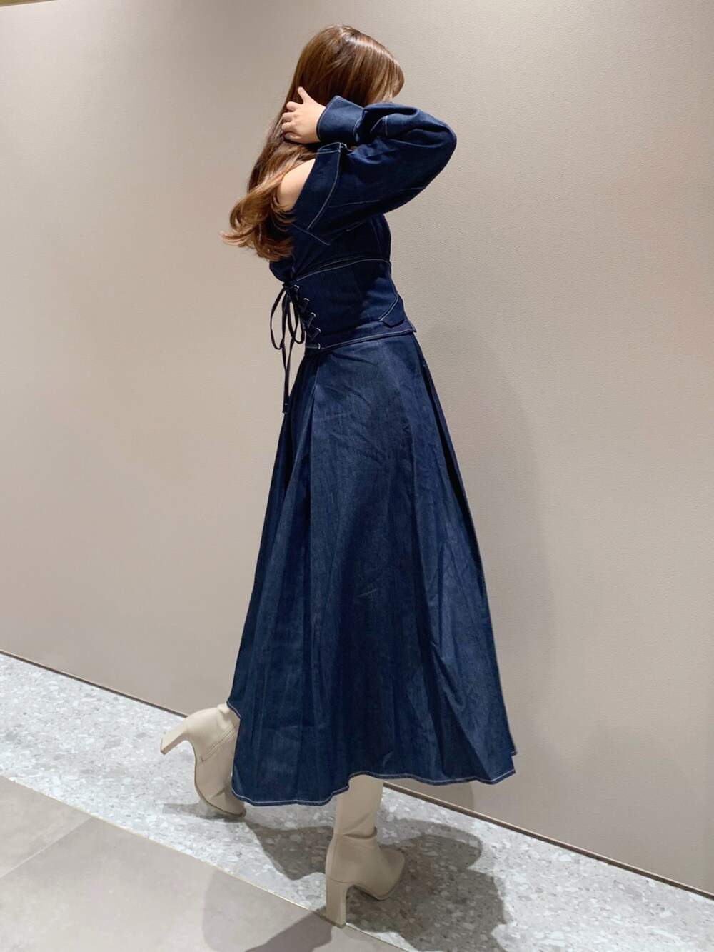 ホワイト系のブーツ、ブルー系のワンピースを着用したレディースの秋コーディネートの6枚目の写真