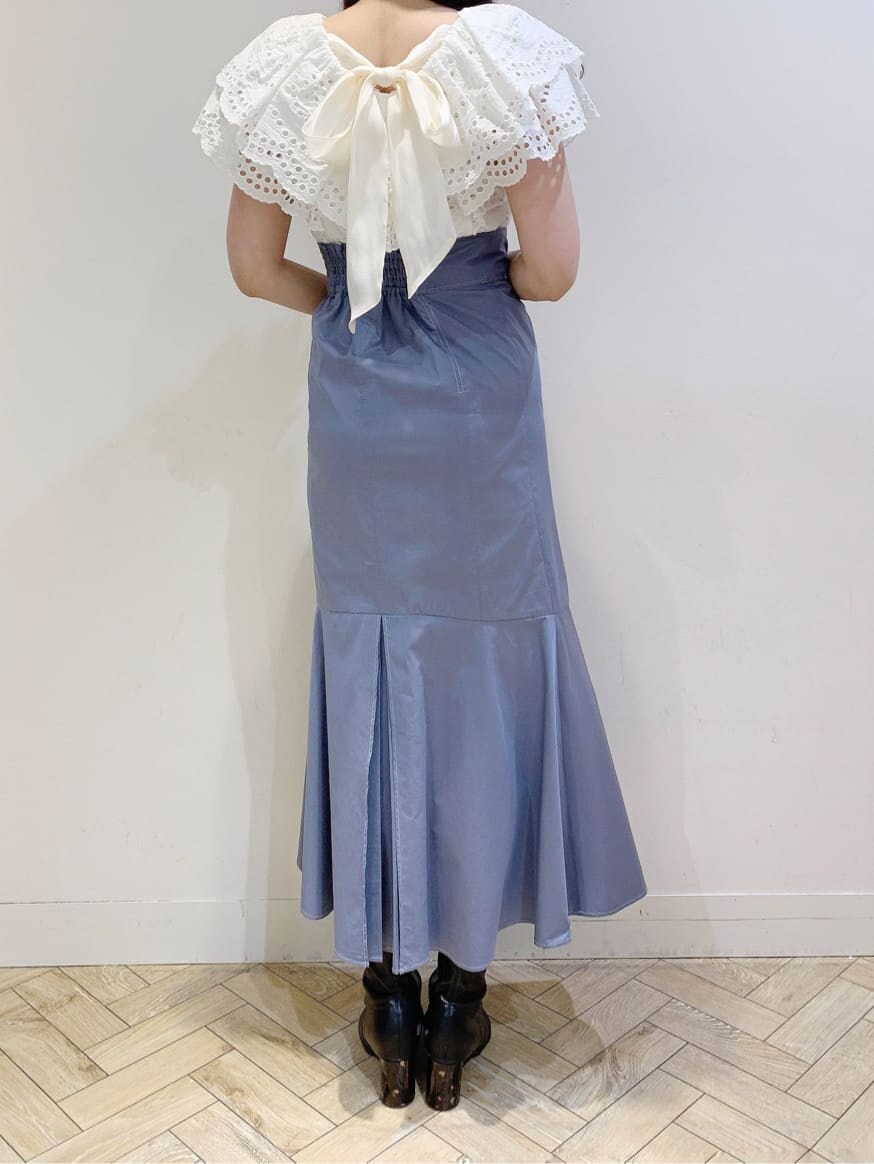 ホワイト系のシャツ/ブラウス、ブルー系のスカートを着用したレディースの冬コーディネートの6枚目の写真