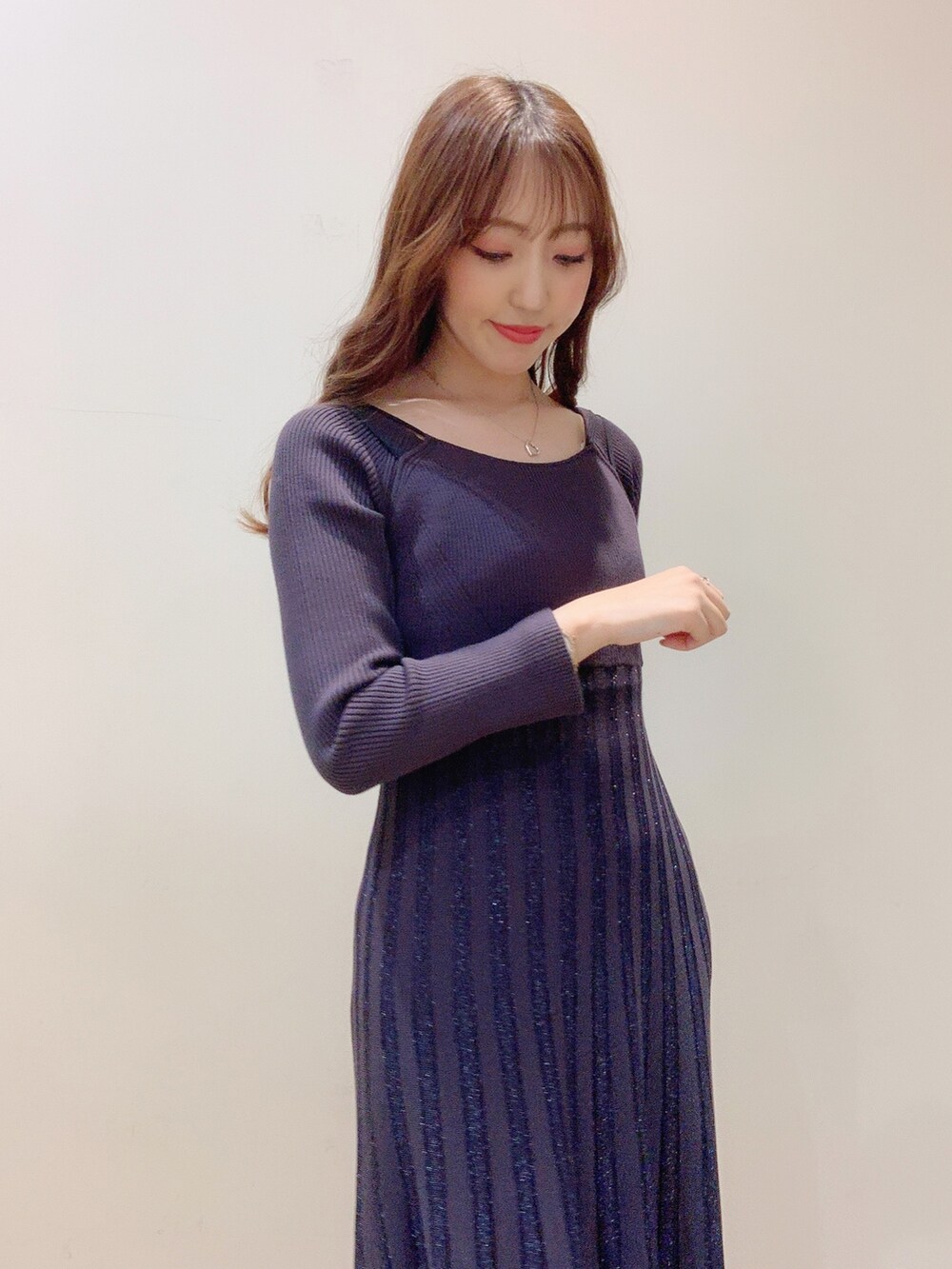 グレー系のワンピース、ホワイト系のサンダルを着用したレディースの春コーディネートの7枚目の写真