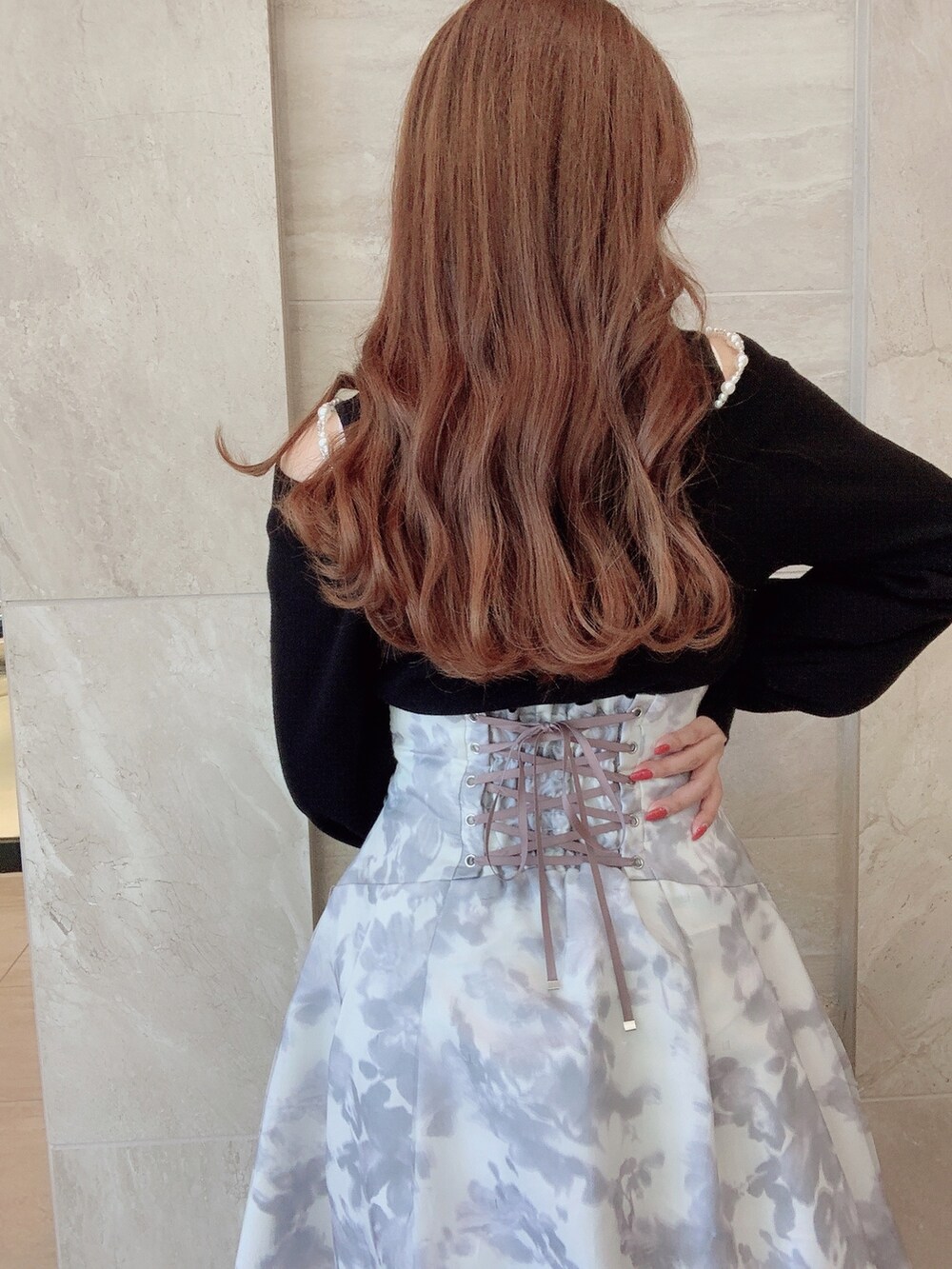 ホワイト系のスカート、ブラック系のニット/セーター、ブラック系のパンプスを着用したレディースの秋コーディネートの7枚目の写真