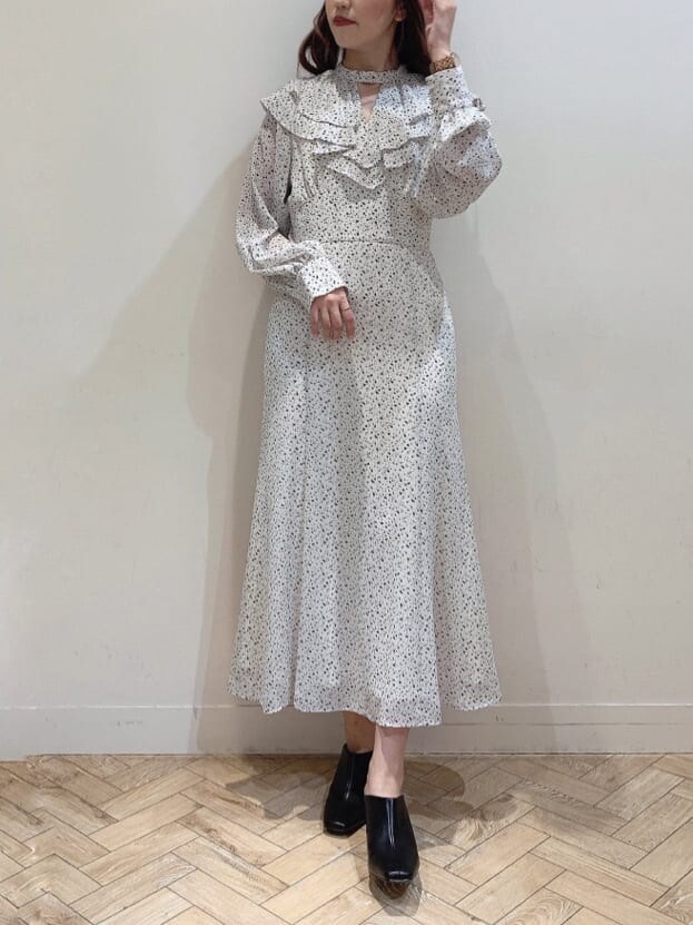 ホワイト系のワンピース、ブラック系のサンダルを着用したレディースの夏コーディネートの7枚目の写真