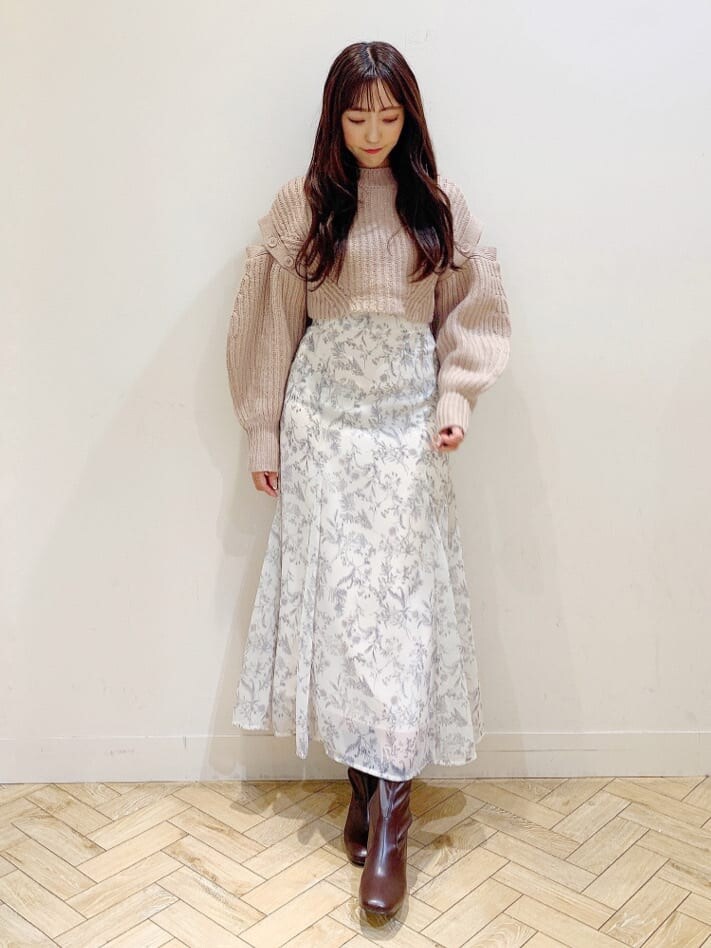 ブラウン系のブーツ、ピンク系のワンピース、ホワイト系のスカートを着用したレディースの秋コーディネートの4枚目の写真