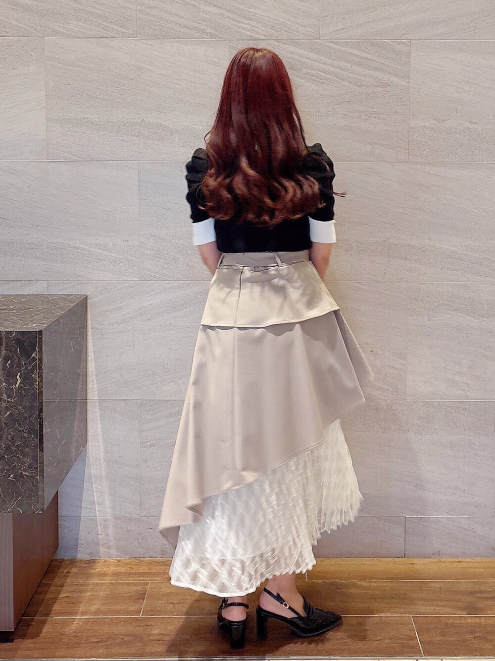 ベージュ系のスカート、その他のニット/セーター、ブラック系のローファーを着用したレディースの春コーディネートの5枚目の写真