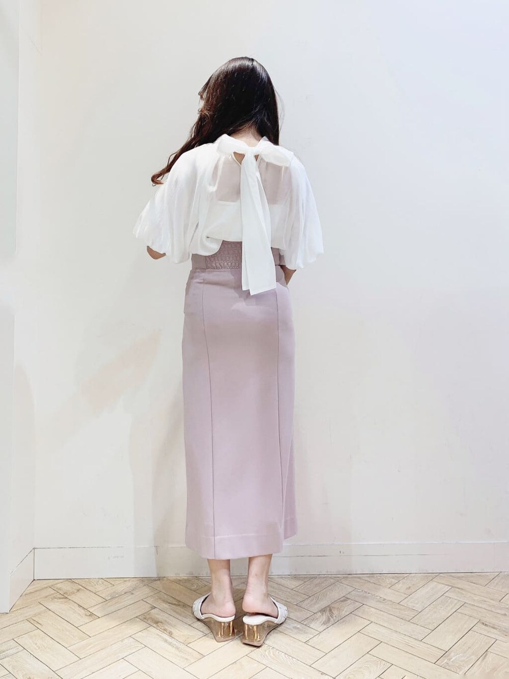 ホワイト系のシャツ/ブラウス、ピンク系のスカート、ホワイト系のサンダルを着用したレディースの春コーディネートの4枚目の写真