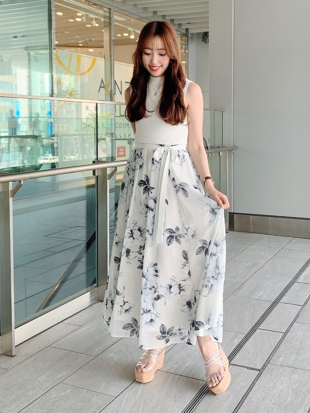 ホワイト系のワンピース、その他のサンダルを着用したレディースの春コーディネートの4枚目の写真