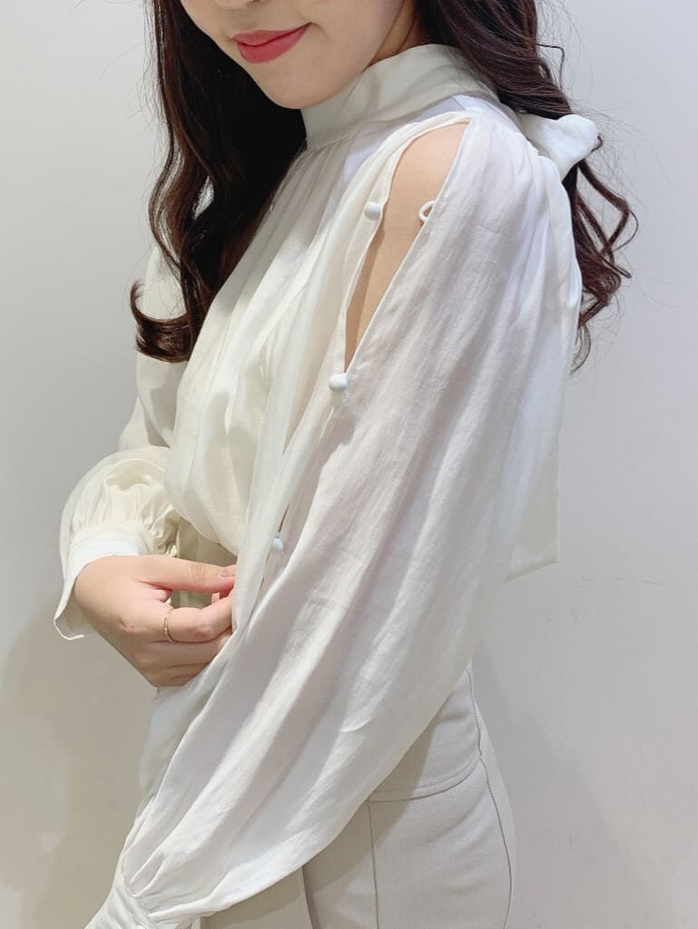 ベージュ系のスカート、ホワイト系のシャツ/ブラウスを着用したレディースの冬コーディネートの3枚目の写真