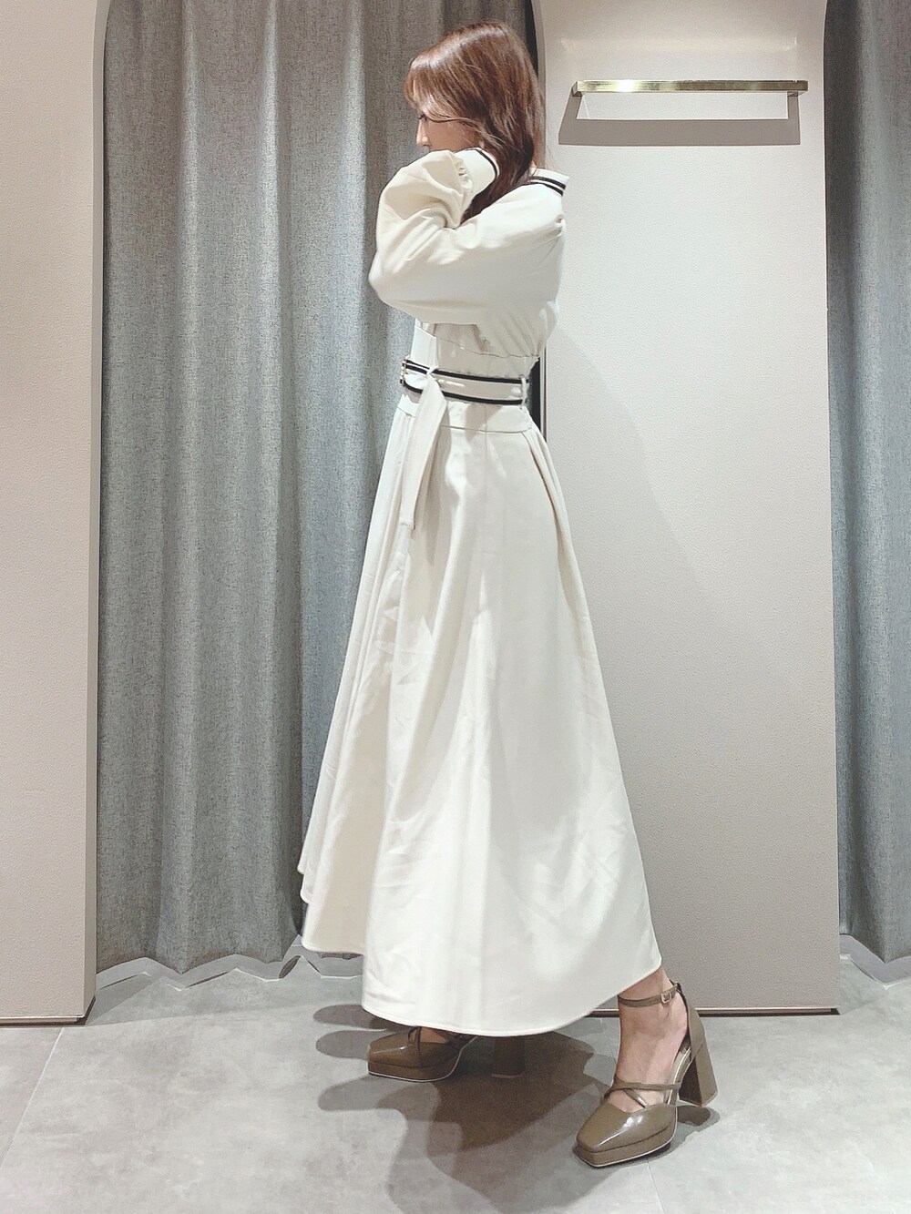 ホワイト系のワンピース、ベージュ系のパンプスを着用したレディースの秋コーディネートの4枚目の写真