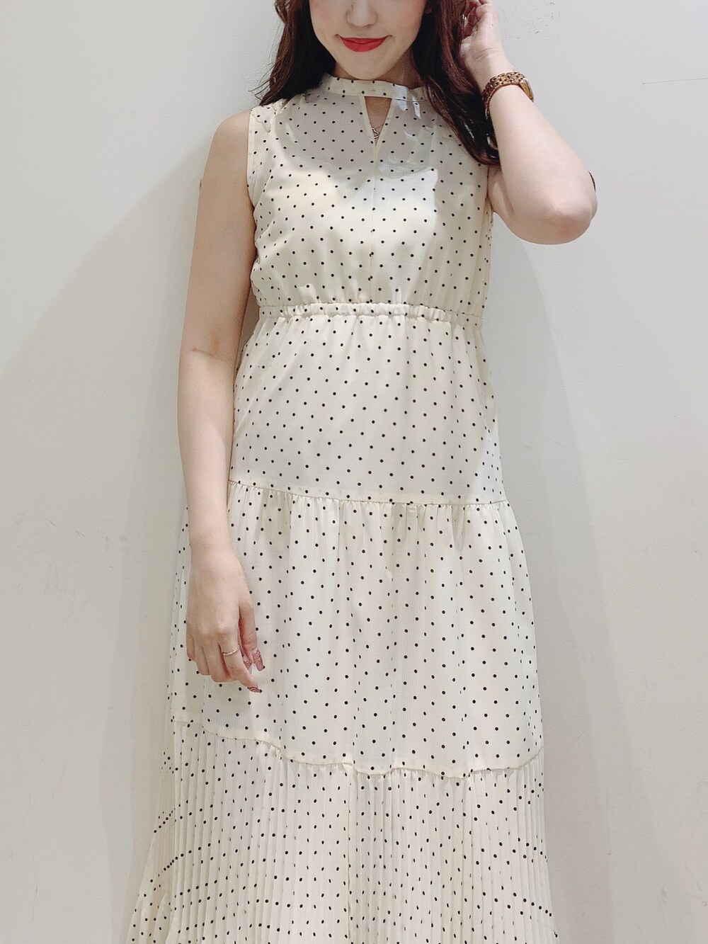 ベージュ系のワンピース、その他のサンダルを着用したレディースの夏コーディネートの5枚目の写真