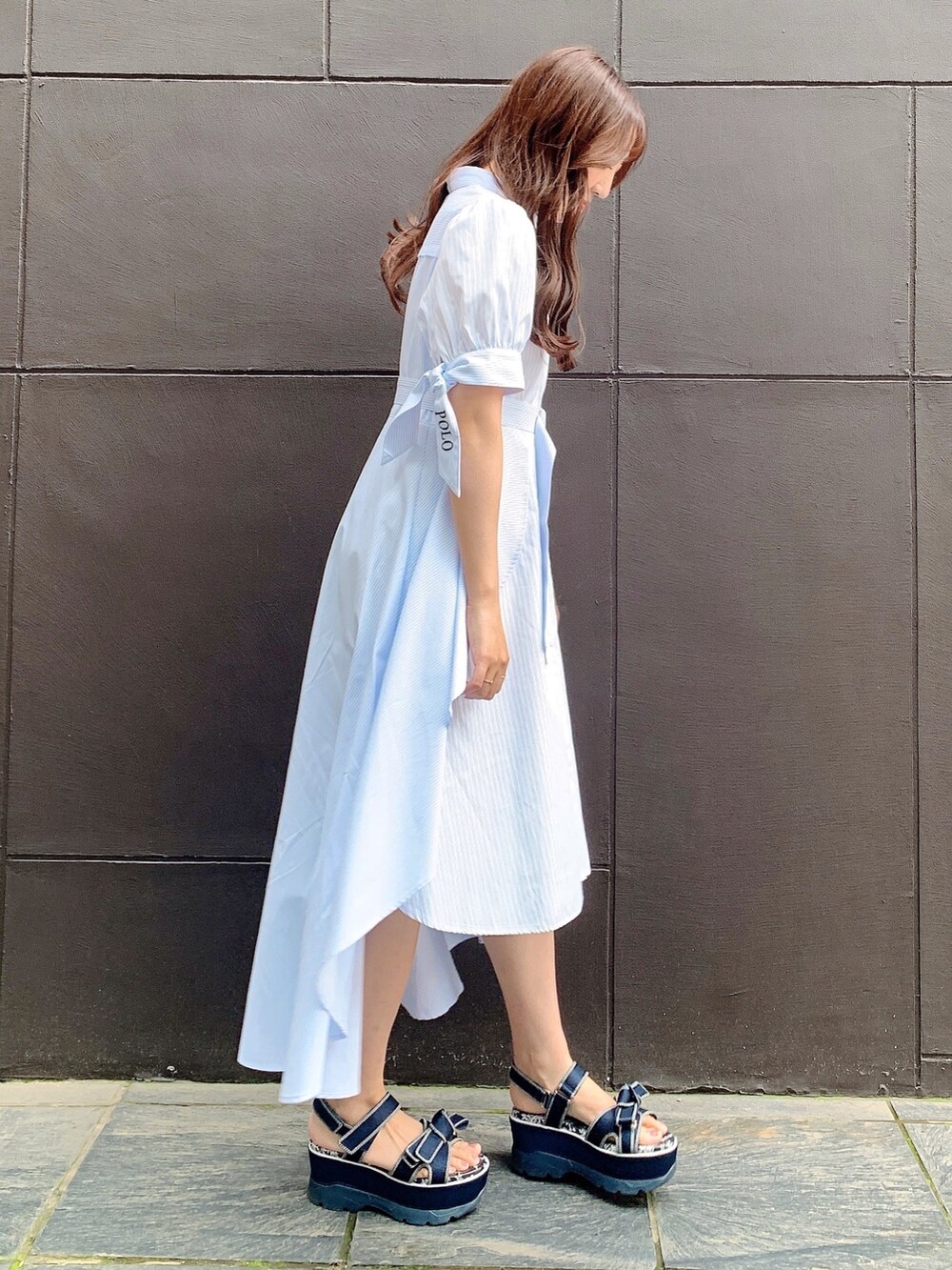 ブルー系のワンピースを着用したレディースの春コーディネートの5枚目の写真