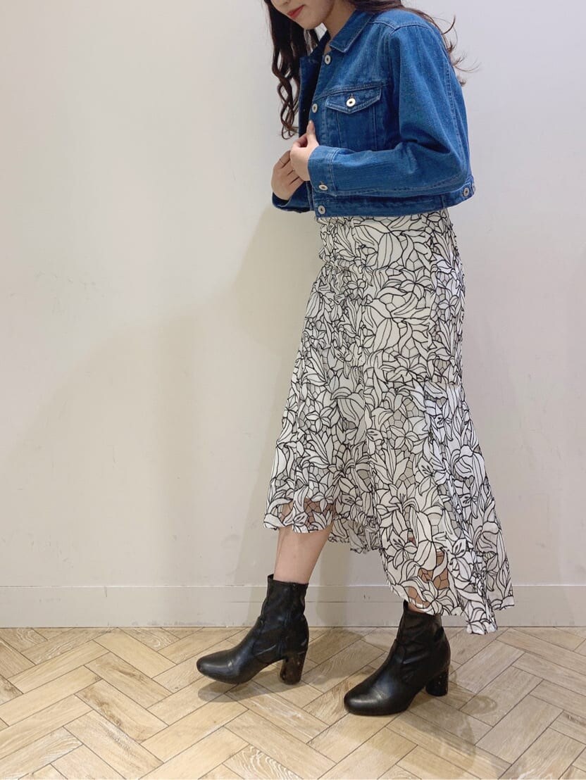 ブルー系のテーラードジャケット、ホワイト系のニット/セーター、ブラック系のワンピースを着用したレディースの春コーディネートの5枚目の写真