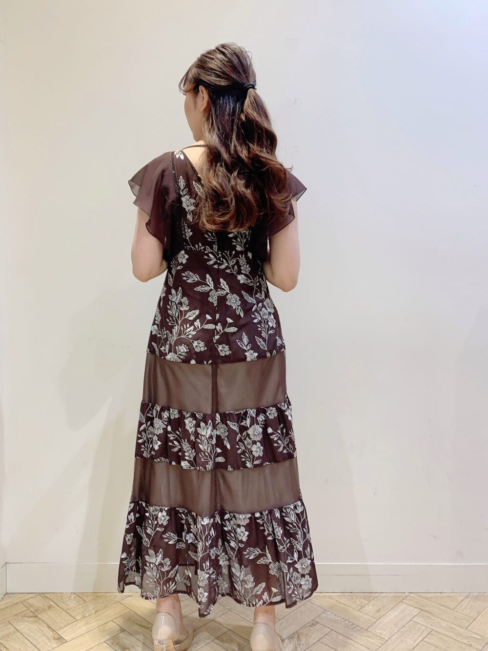 ベージュ系のパンプス、ブラウン系のワンピースを着用したレディースの冬コーディネートの6枚目の写真