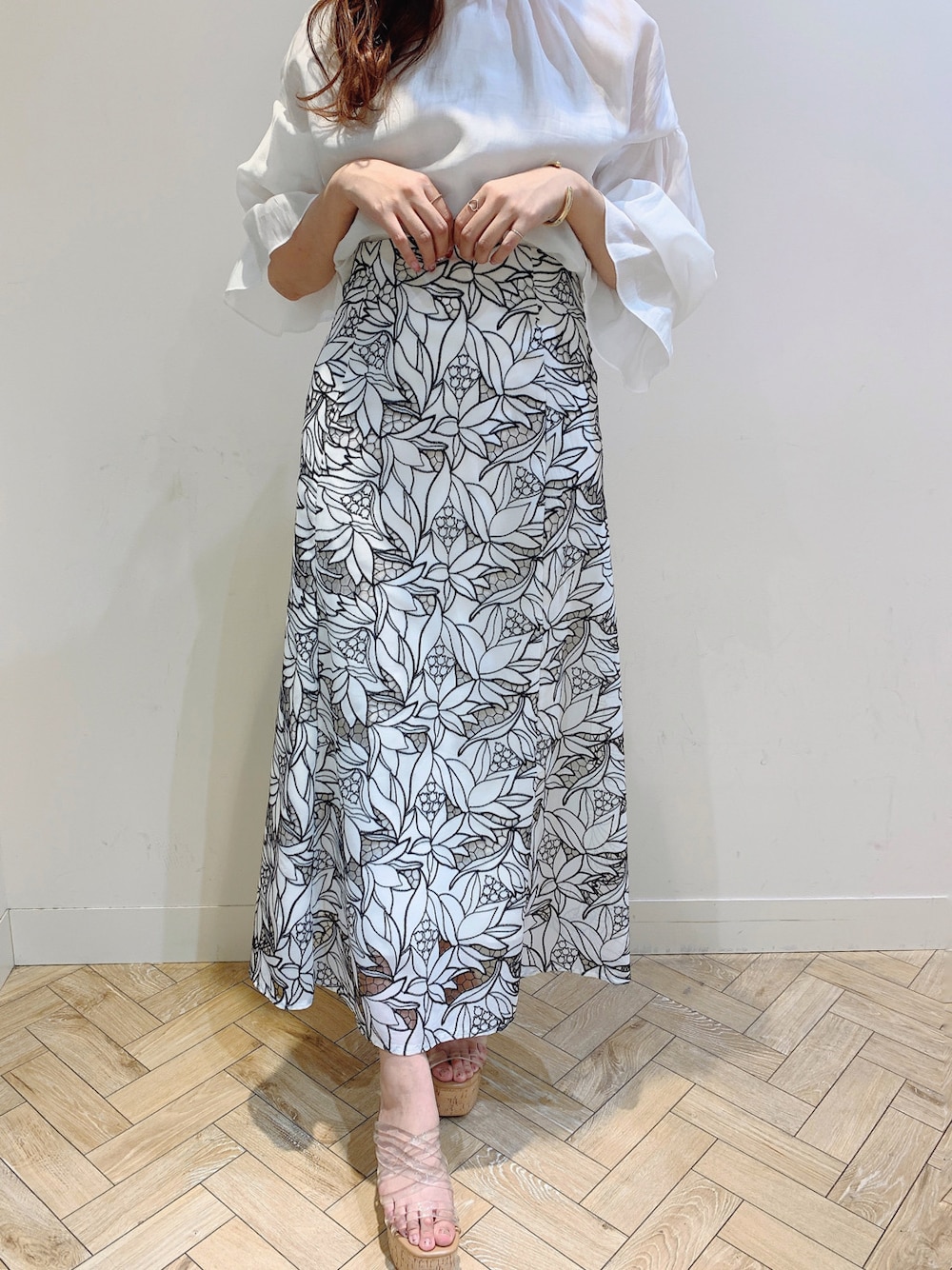 ブラック系のスカート、その他のサンダル、ベージュ系のキャミソールを着用したレディースの春コーディネートの2枚目の写真