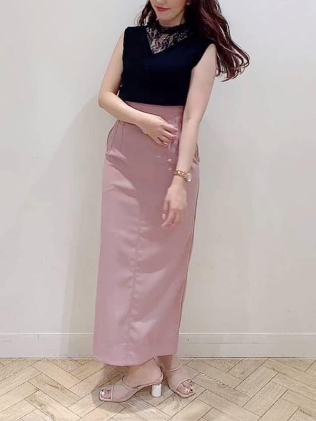 ブラック系のニット/セーター、ベージュ系のサンダル、ピンク系のスカートを着用したレディースの夏コーディネートの3枚目の写真