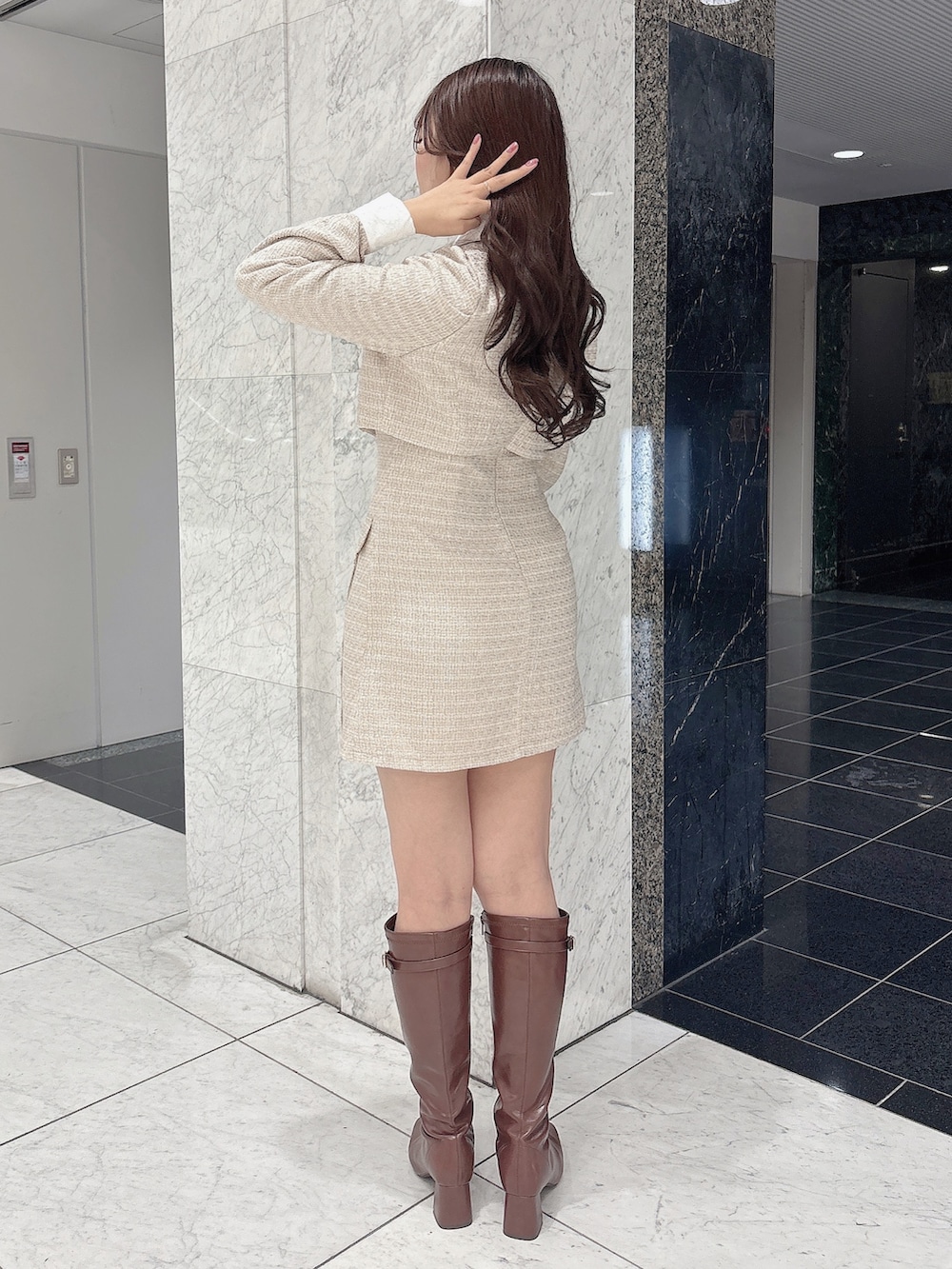 ブラウン系のブーツ、ベージュ系のワンピースを着用したレディースの冬コーディネートの5枚目の写真