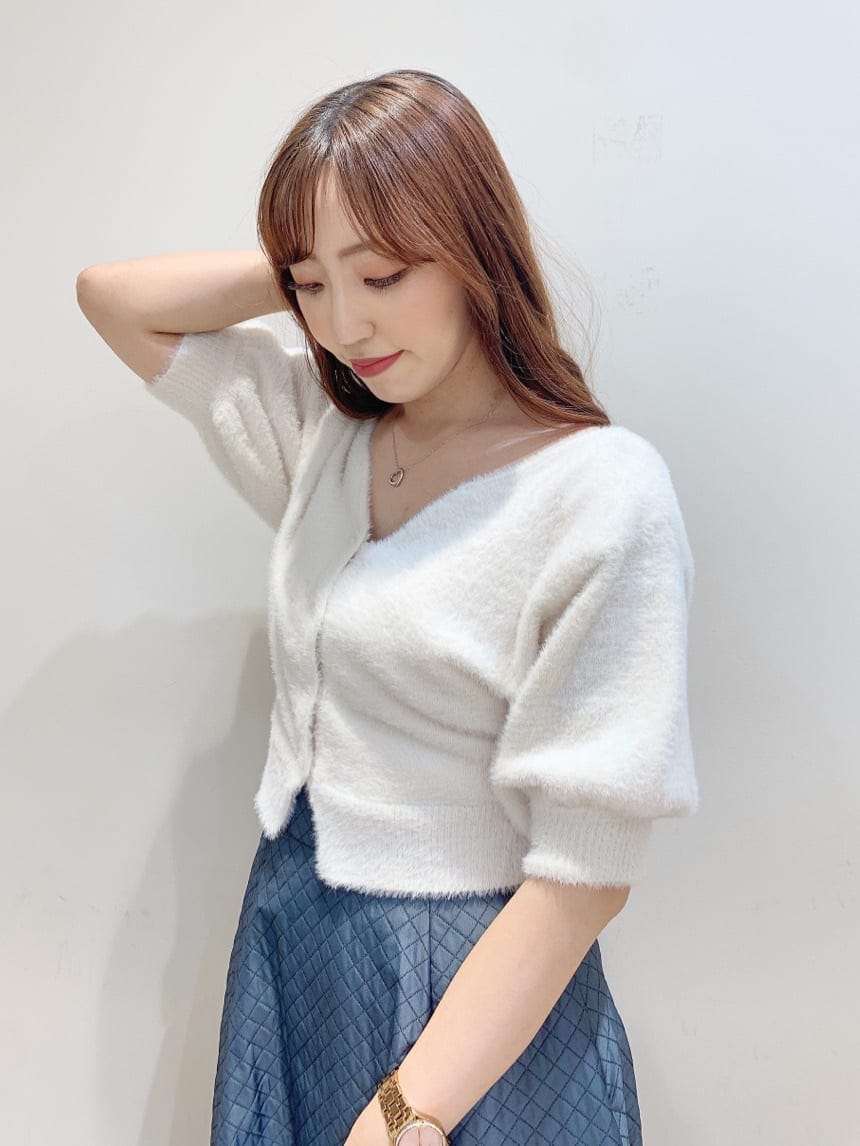 グレー系のスカート、ブラック系のブーツ、ホワイト系のカーディガン/ボレロを着用したレディースの夏コーディネートの9枚目の写真