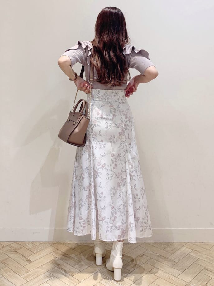 ホワイト系のブーツ、ブラウン系のハンドバッグ、ベージュ系のニット/セーターを着用したレディースの夏コーディネートの7枚目の写真