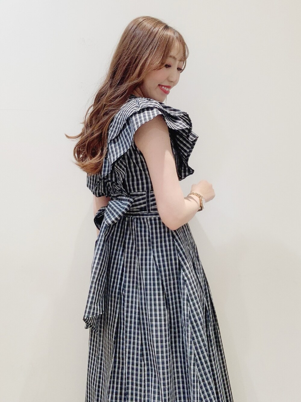 その他のワンピース、ホワイト系のサンダルを着用したレディースの春コーディネートの8枚目の写真