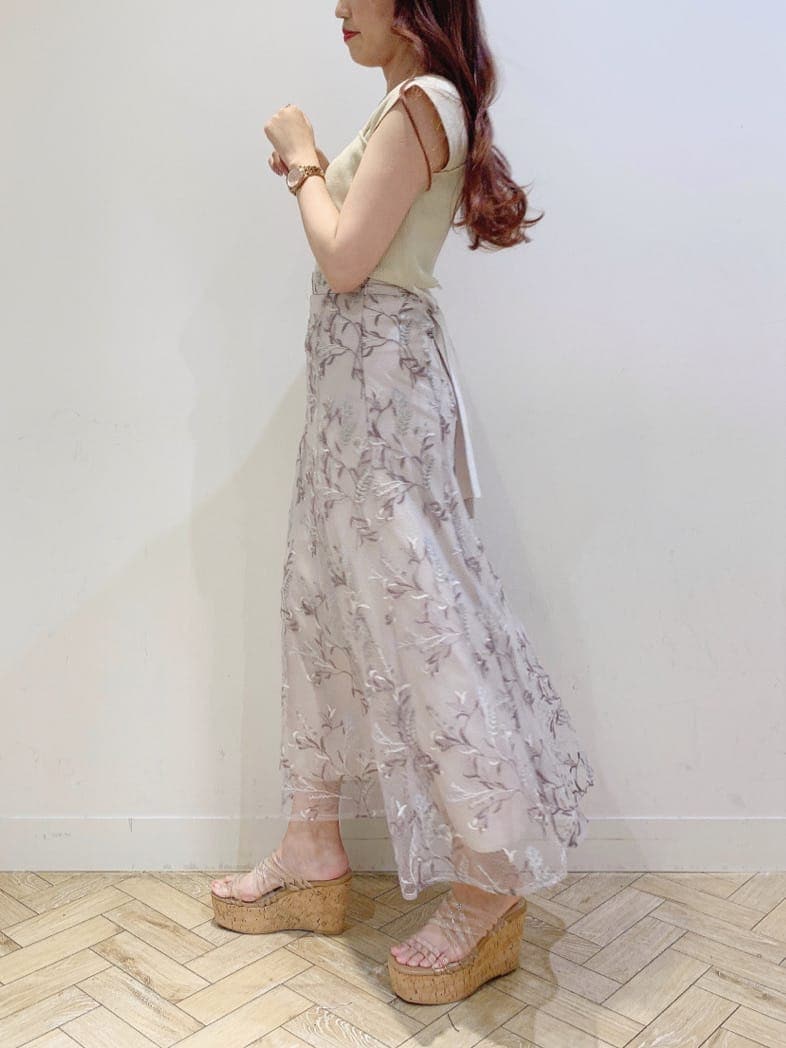 ピンク系のスカート、その他のサンダル、イエロー系のニット/セーターを着用したレディースの夏コーディネートの3枚目の写真