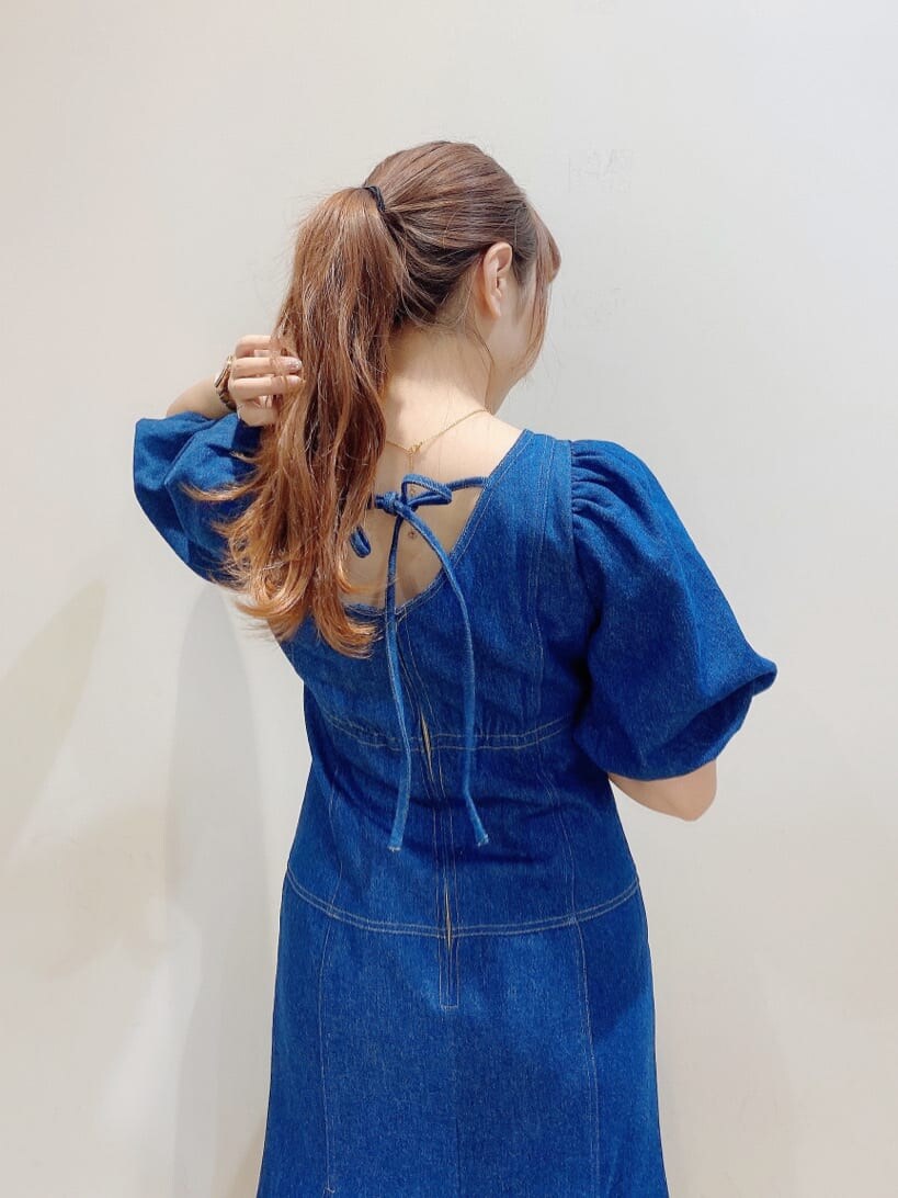 ブルー系のワンピース、ブラウン系のサンダル、ブラウン系のサンダルを着用したレディースの夏コーディネートの7枚目の写真