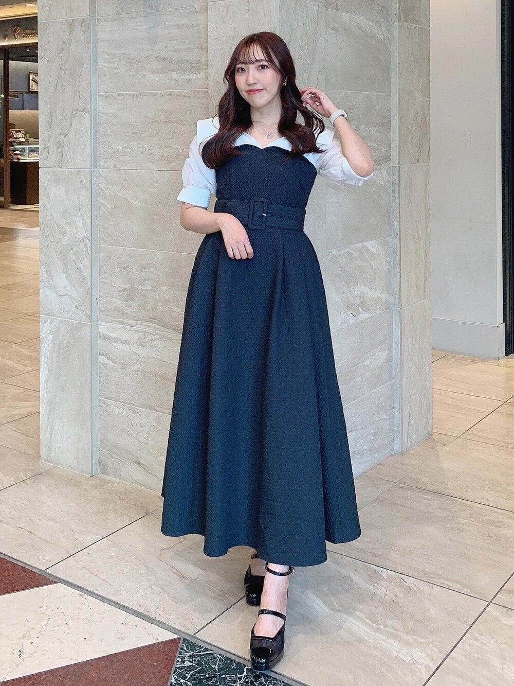 ブラック系のパンプス、ブラック系のワンピースを着用したレディースの秋コーディネートの2枚目の写真