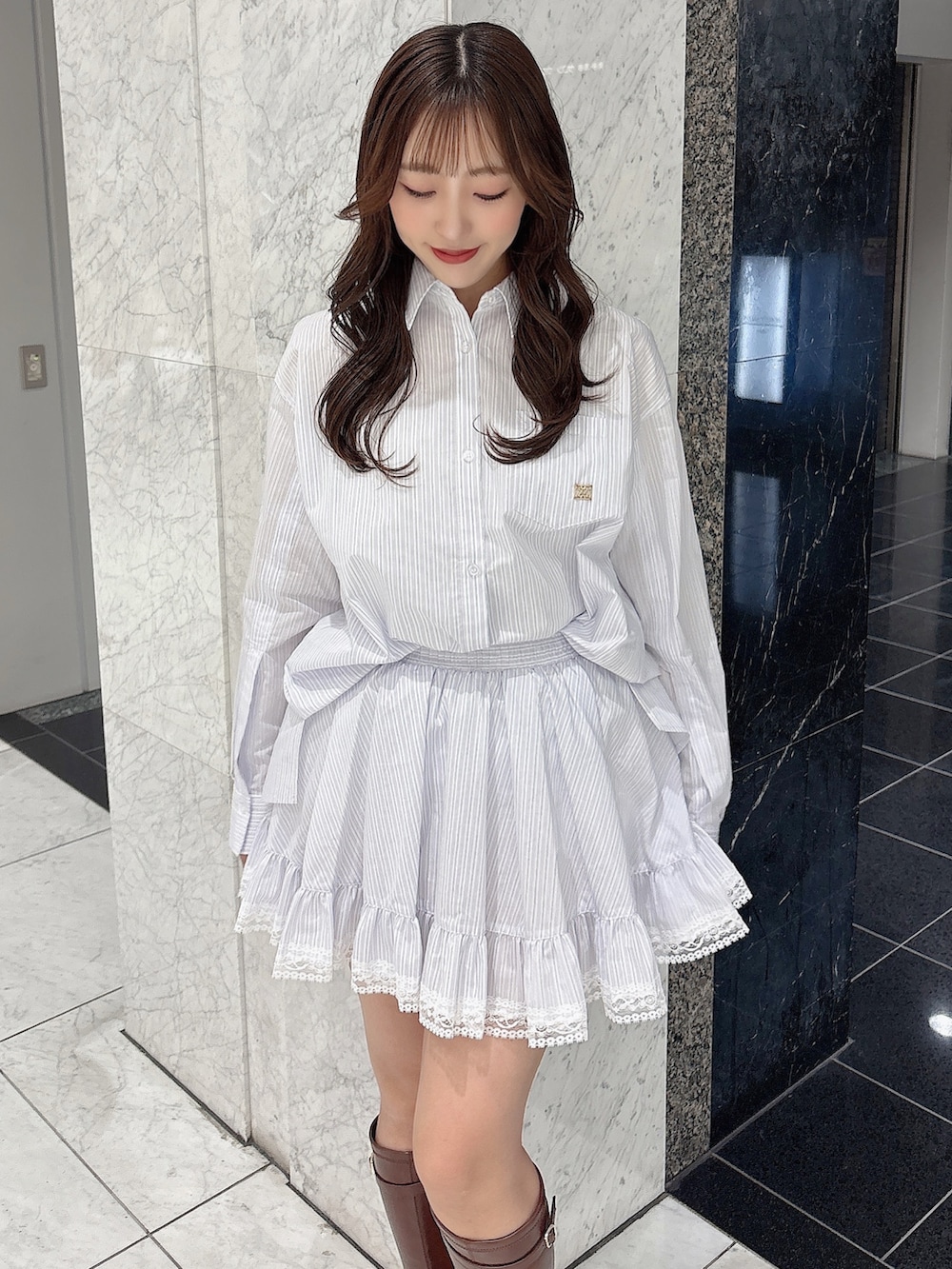 ブラウン系のブーツ、ホワイト系のシャツ/ブラウス、ホワイト系のスカートを着用したレディースの春コーディネートの6枚目の写真