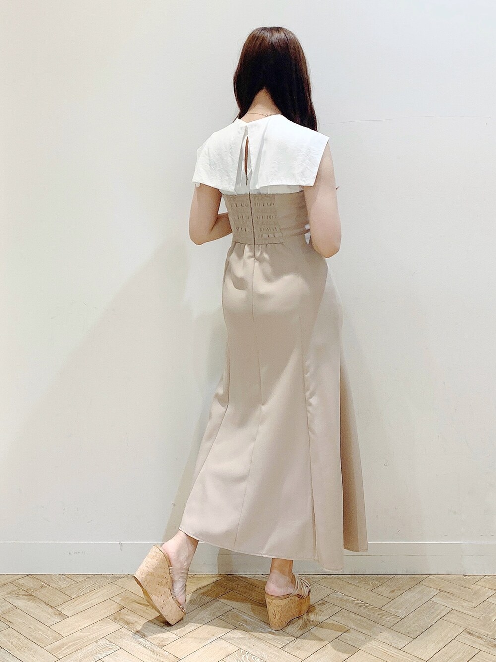 ベージュ系のワンピース、その他のサンダルを着用したレディースの春コーディネートの5枚目の写真