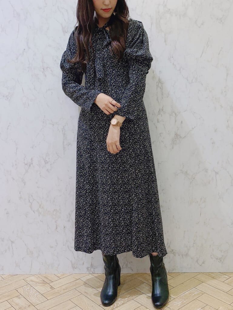 ブラック系のその他シューズ、ブラック系のワンピースを着用したレディースの冬コーディネートの3枚目の写真