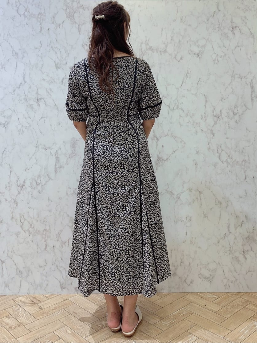 ブラック系のワンピース、ホワイト系のサンダル、ブラック系のハンドバッグを着用したレディースの秋コーディネートの4枚目の写真