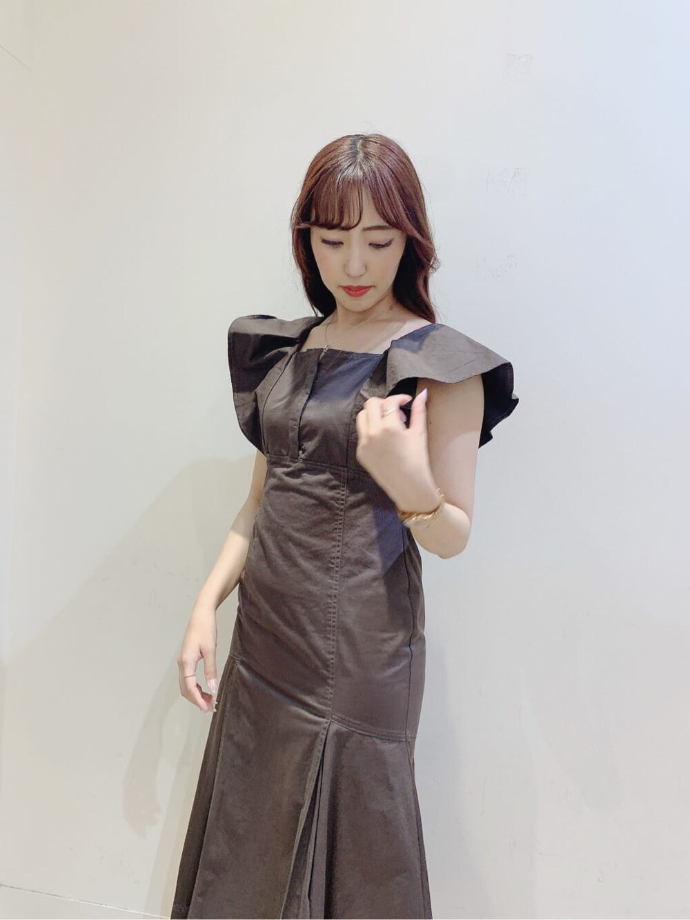 ベージュ系のサンダル、ブラウン系のワンピースを着用したレディースの春コーディネートの5枚目の写真