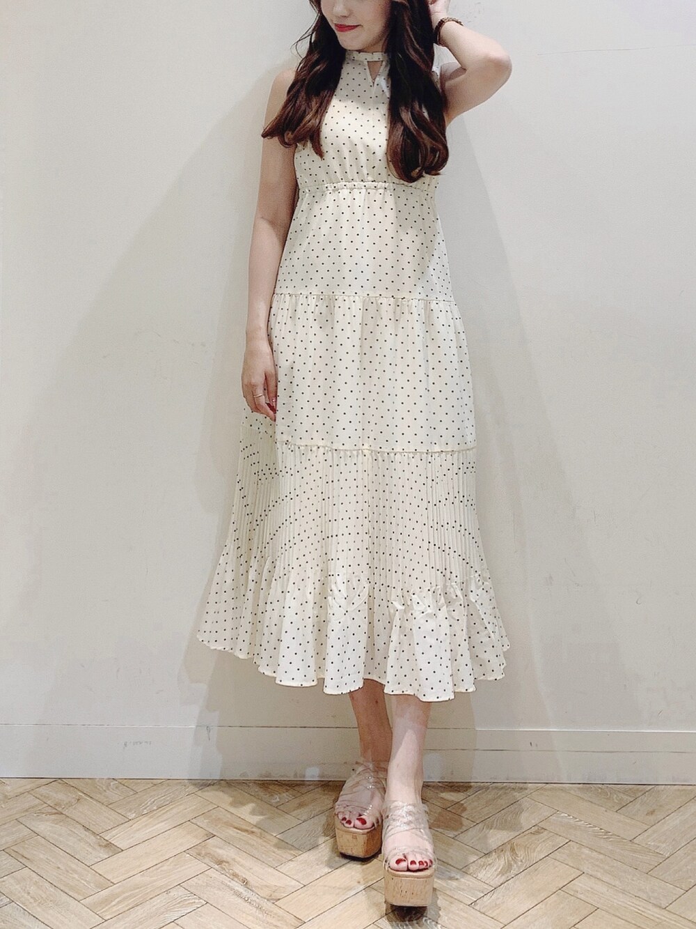 ベージュ系のワンピース、その他のサンダルを着用したレディースの夏コーディネートの2枚目の写真