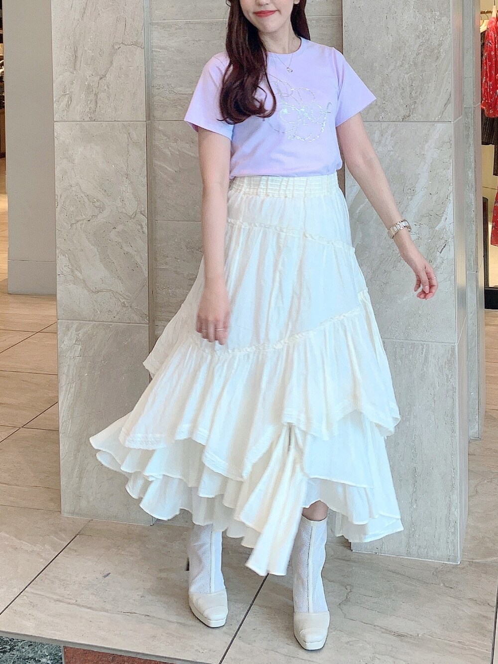 ホワイト系のブーツ、ピンク系のTシャツ/カットソー、イエロー系のスカートを着用したレディースの春コーディネートの4枚目の写真