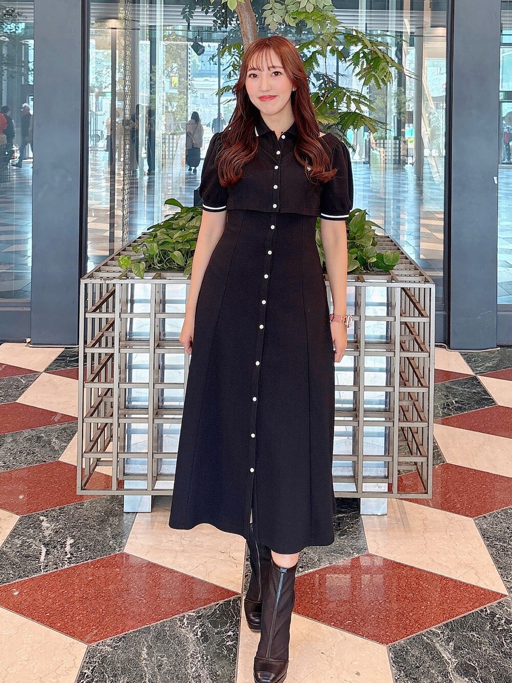 ブラック系のワンピースを着用したレディースの春コーディネートの3枚目の写真