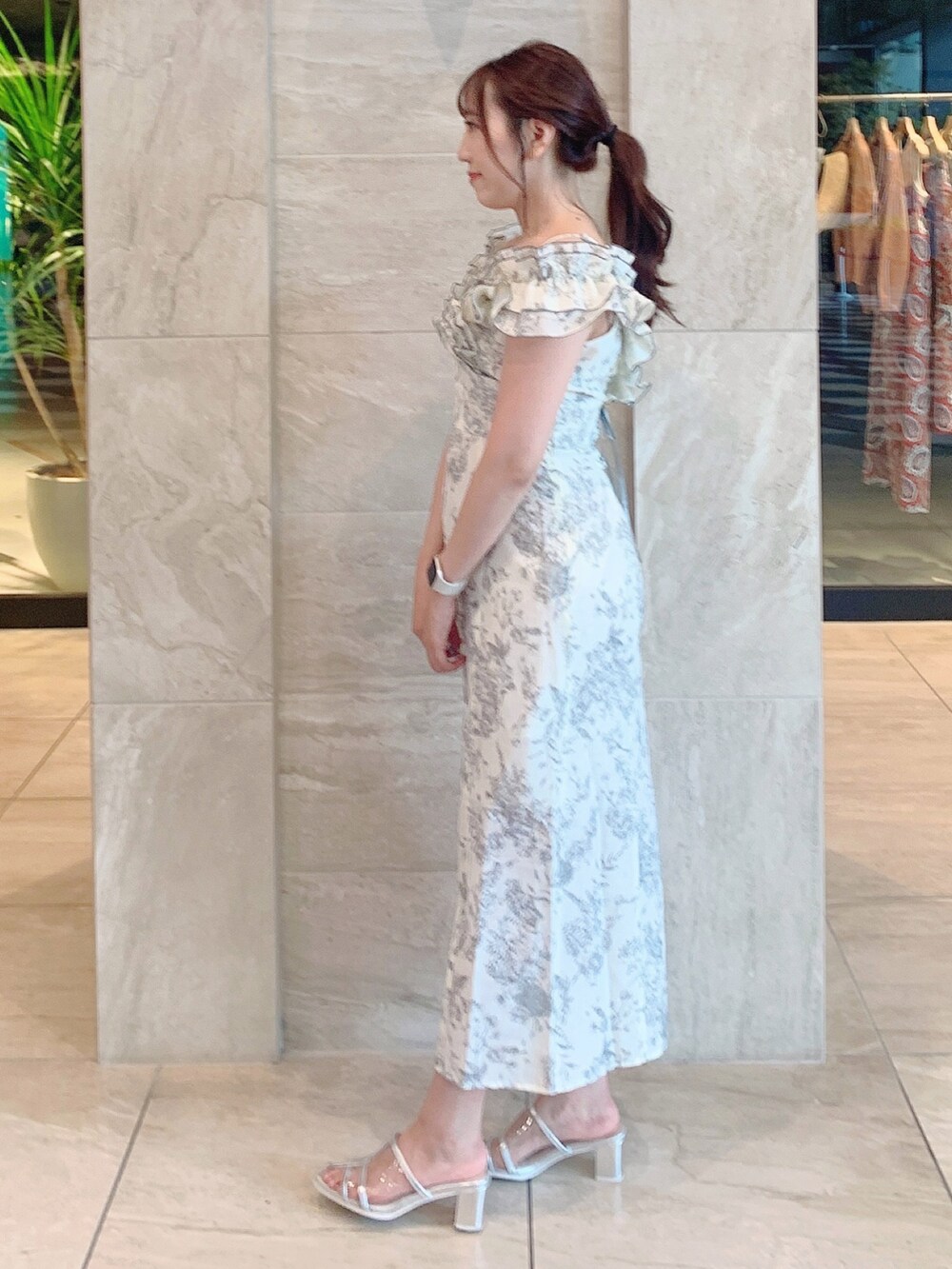 ホワイト系のワンピース、シルバー系のパンプスを着用したレディースの夏コーディネートの3枚目の写真