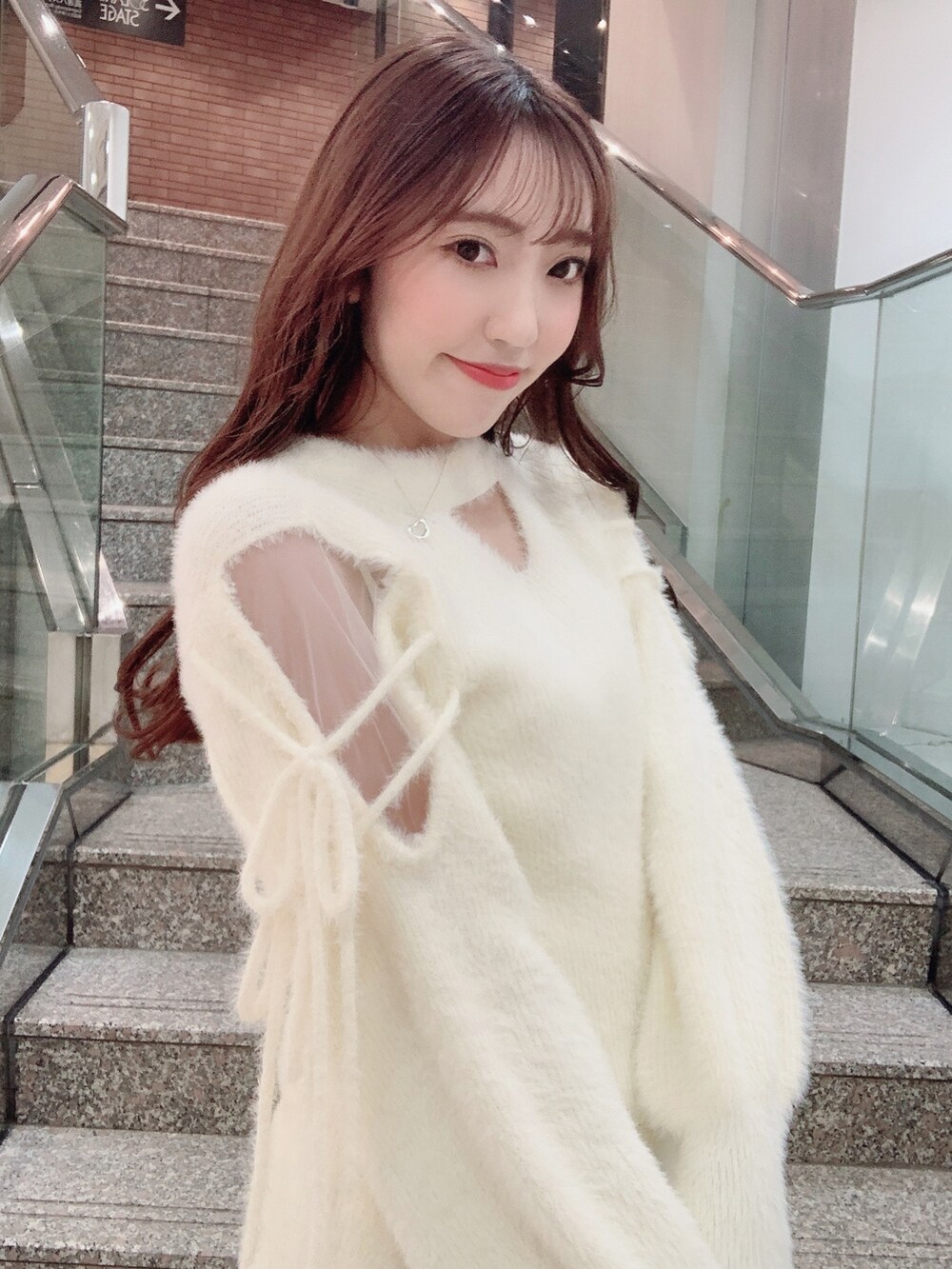 ブラック系のブーツ、ホワイト系のワンピースを着用したレディースの冬コーディネートの7枚目の写真