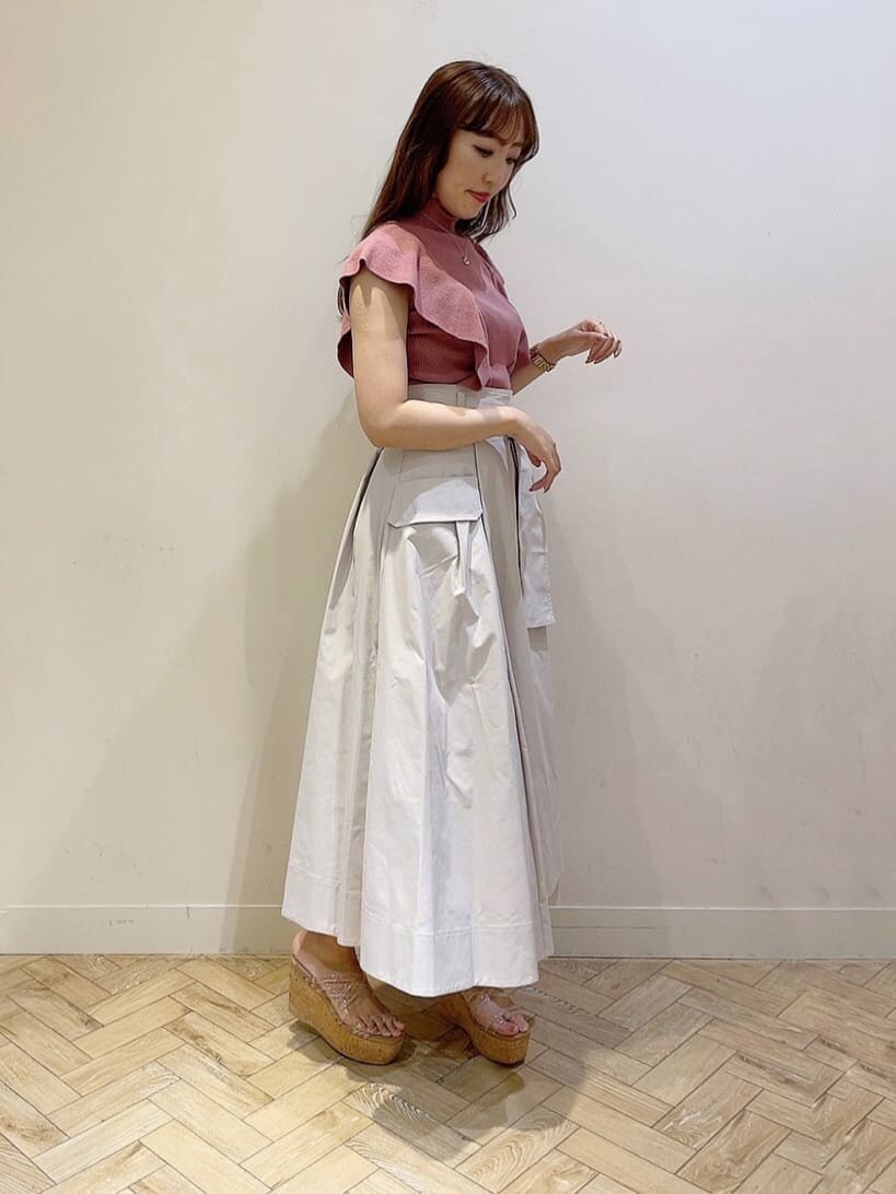 その他のサンダル、ホワイト系のスカート、ピンク系のニット/セーターを着用したレディースの夏コーディネートの3枚目の写真