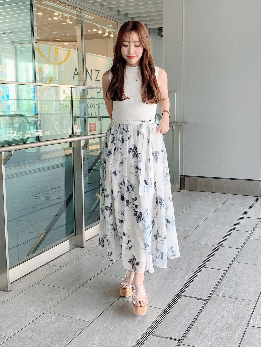 ホワイト系のワンピース、その他のサンダルを着用したレディースの春コーディネートの2枚目の写真