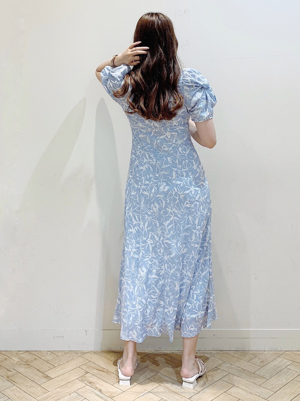 ブルー系のワンピース、ホワイト系のカーディガン/ボレロ、ホワイト系のサンダルを着用したレディースの春コーディネートの6枚目の写真