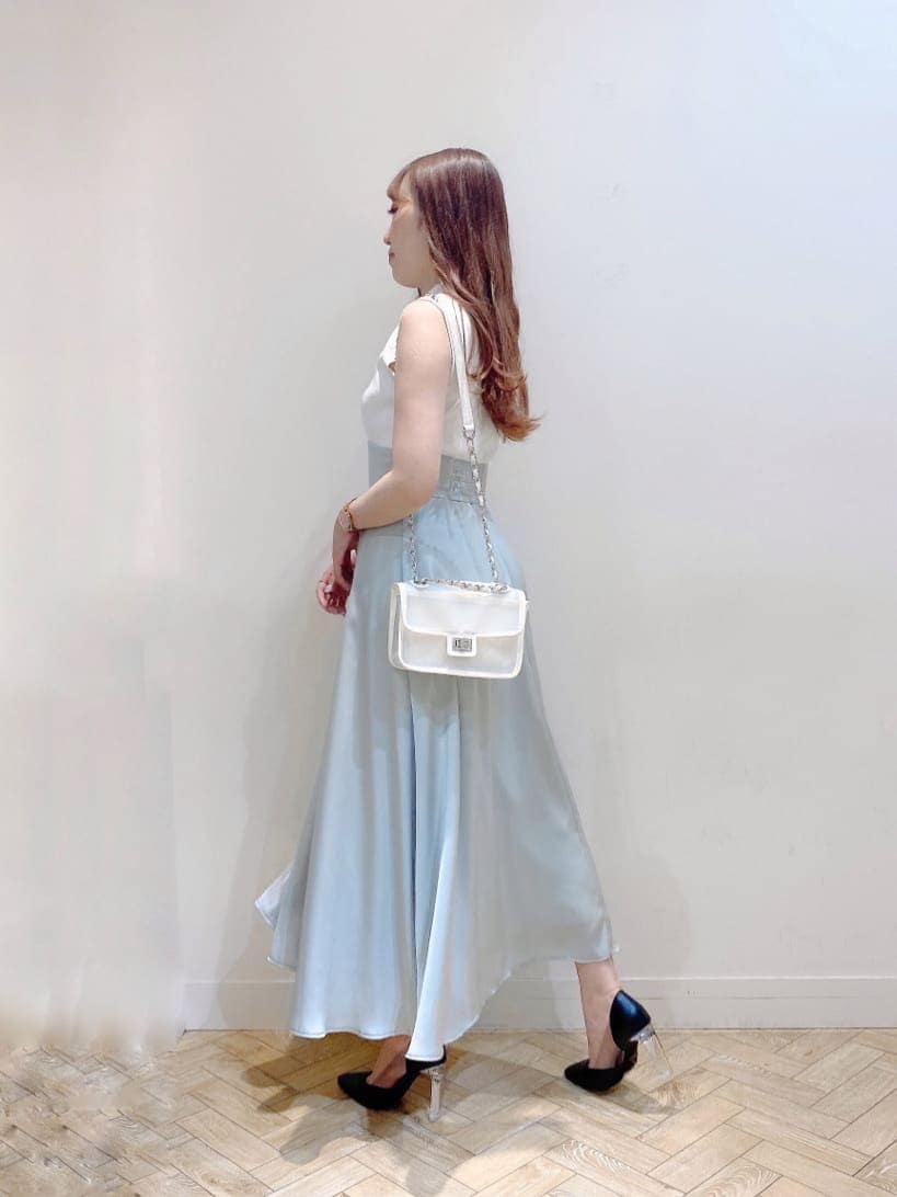 ブラック系のパンプス、グリーン系のワンピースを着用したレディースの夏コーディネートの4枚目の写真